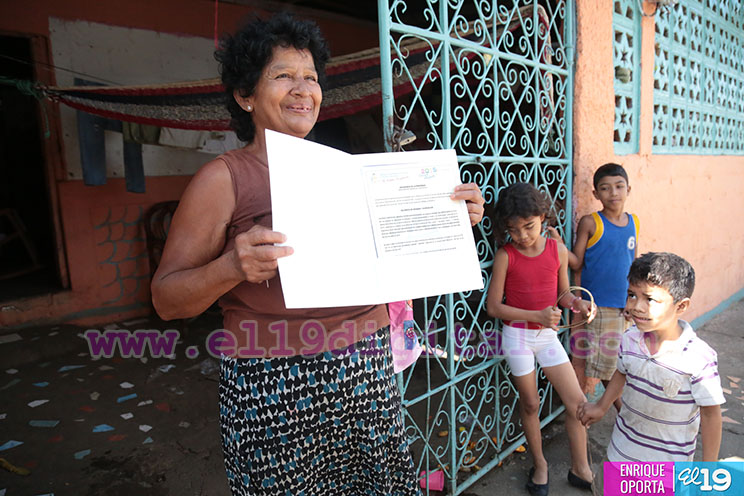 Gobierno Sandinista entrega t&iacute;tulos de propiedad a familias de los distritos V y VI